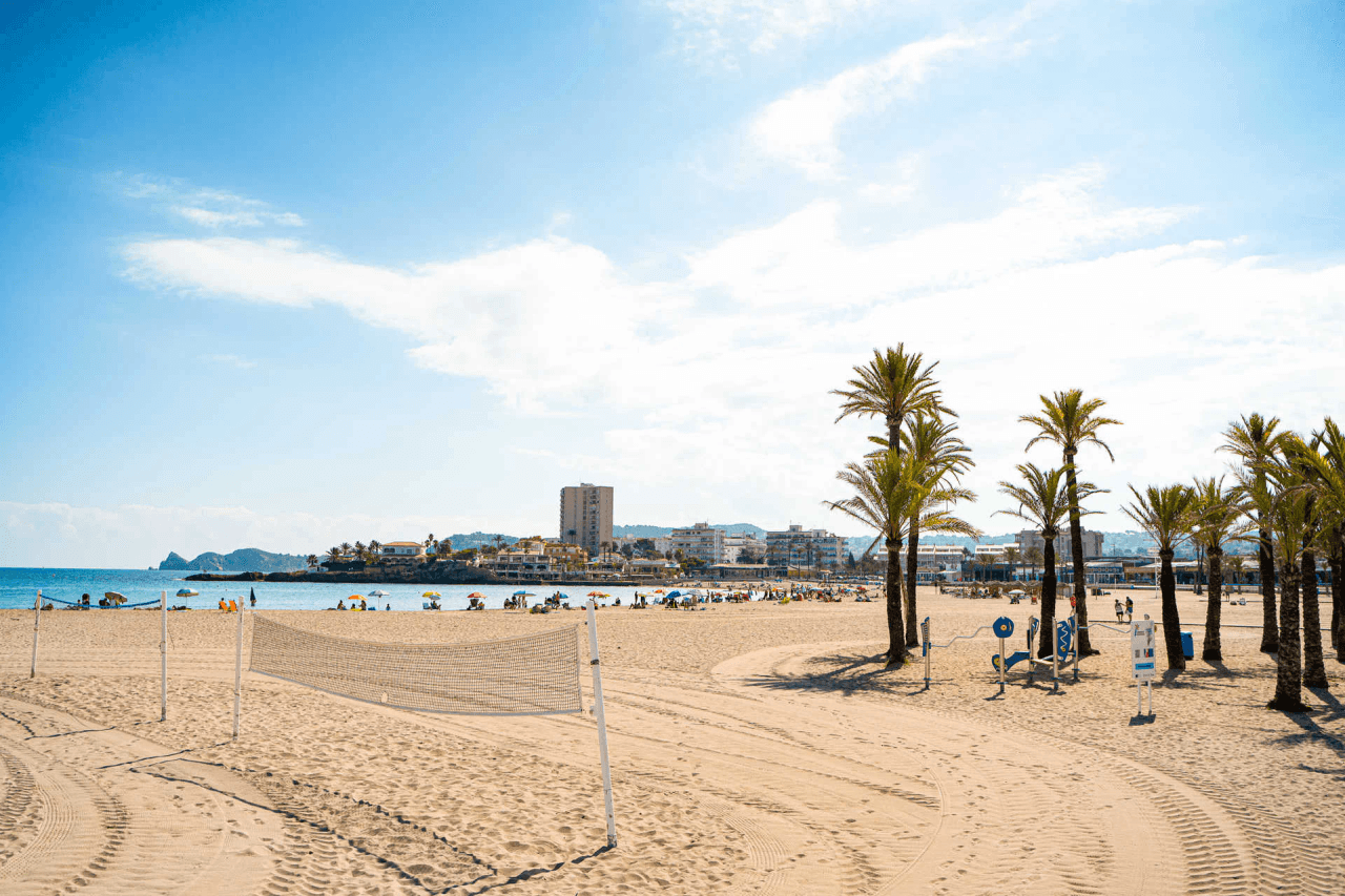 Playa del Arenal, Jávea : la plage de sable principale et le cœur animé de la ville