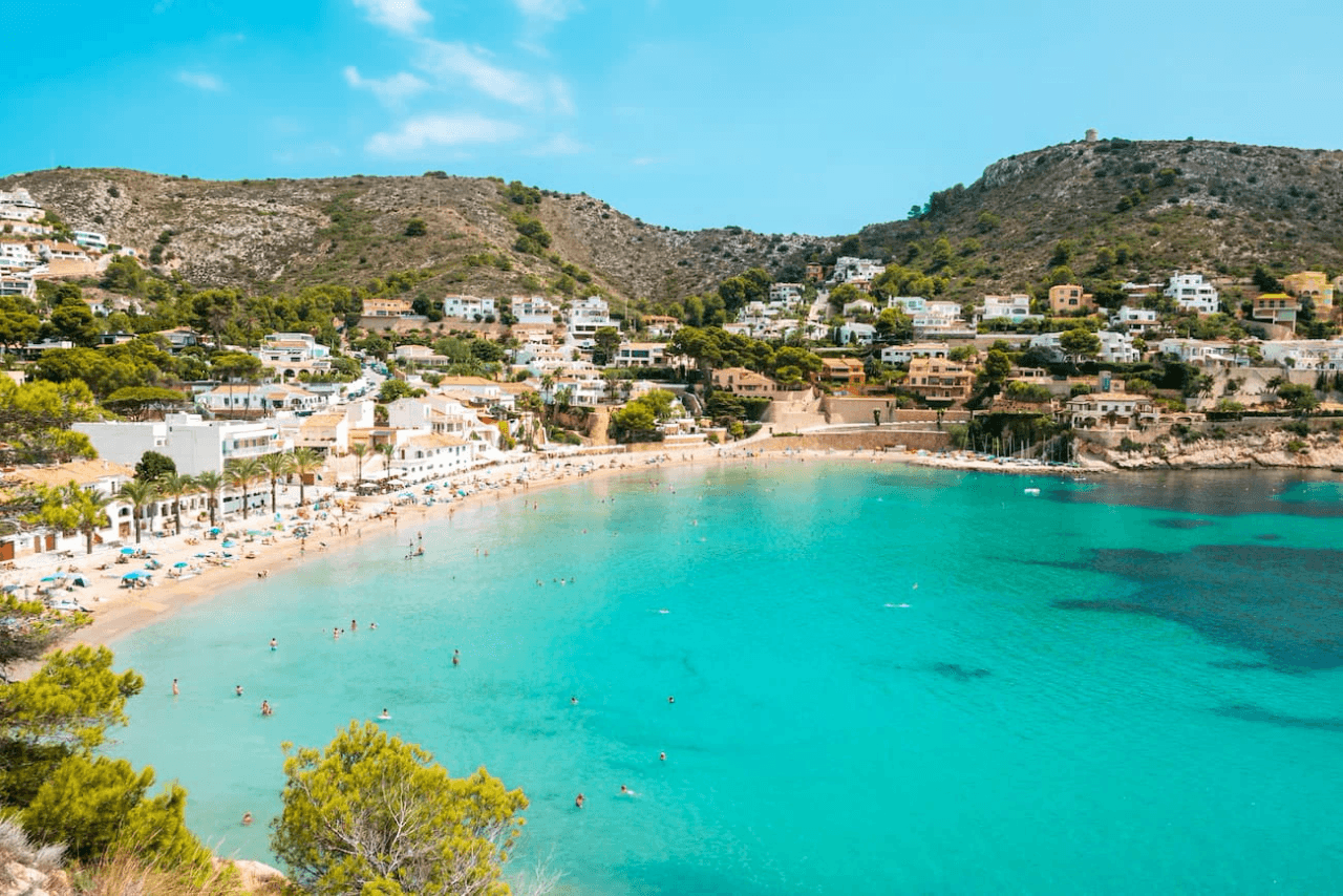 Waarom Mensen Verliefd Worden op Moraira: Ontdek de Mediterrane Leefstijl waar Iedereen van Droomt