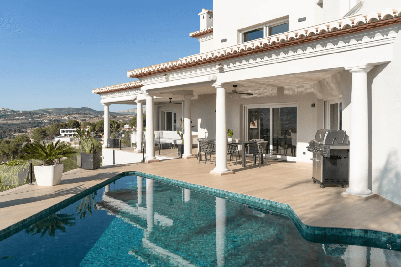 Villa rénovée avec vue sur la mer et salle de gym à Moraira