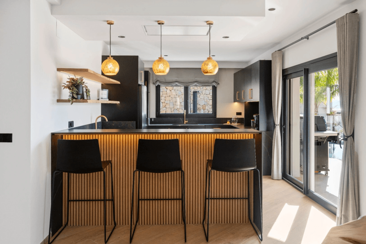 Villa rénovée avec vue sur la mer et salle de gym à Moraira