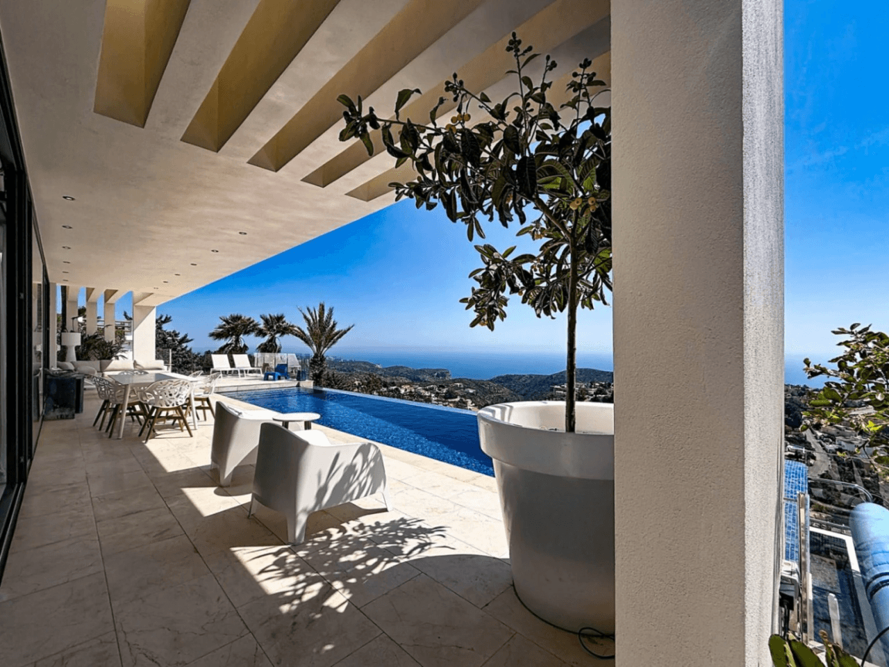 Villa moderne Cumbre del Sol avec vue panoramique sur la mer.