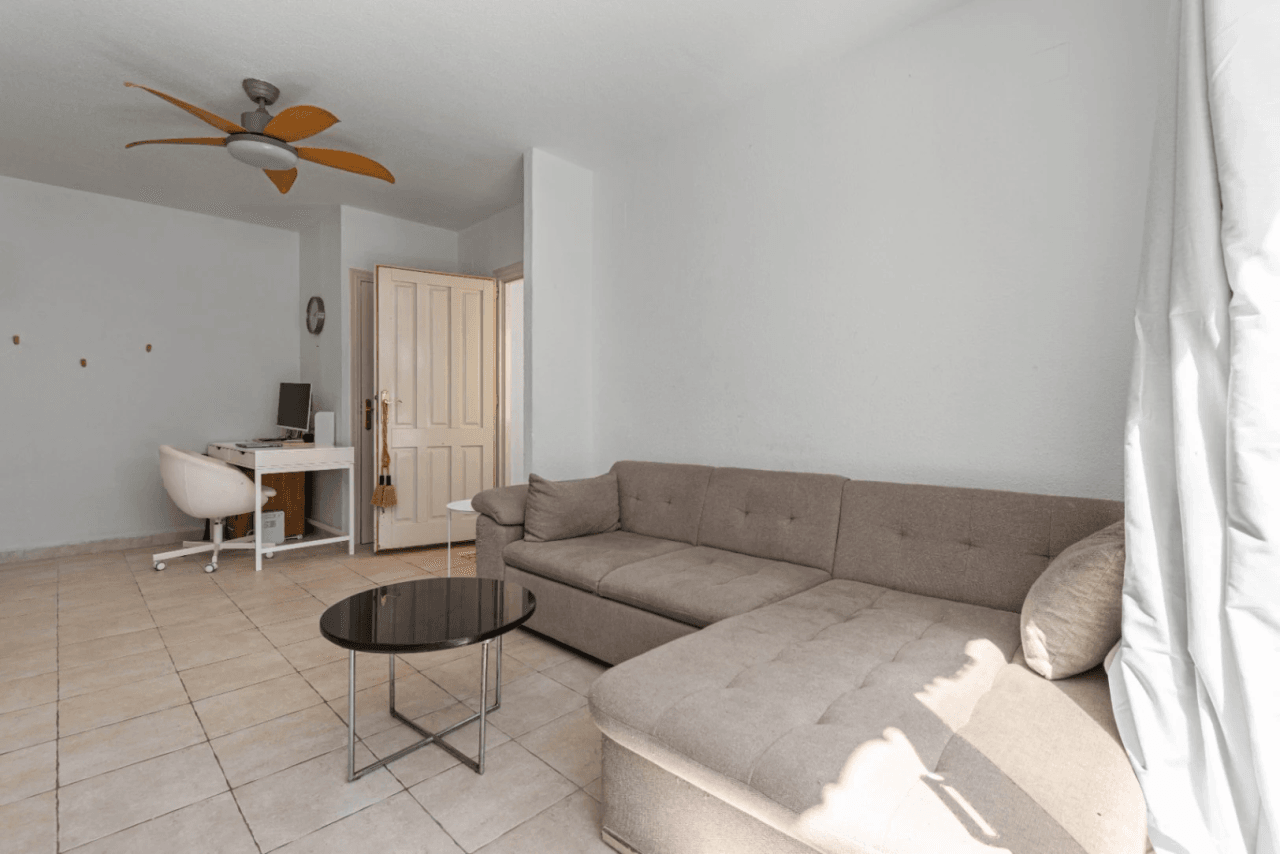 Apartamento de 3 dormitorios en venta con piscina y jardín.