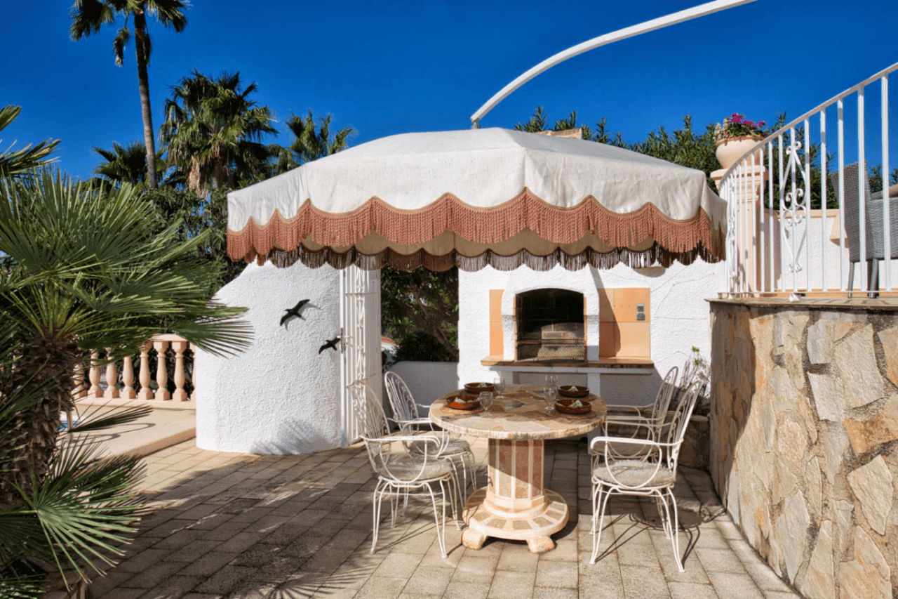 Villa traditionnelle avec vue sur la mer à vendre à Benissa