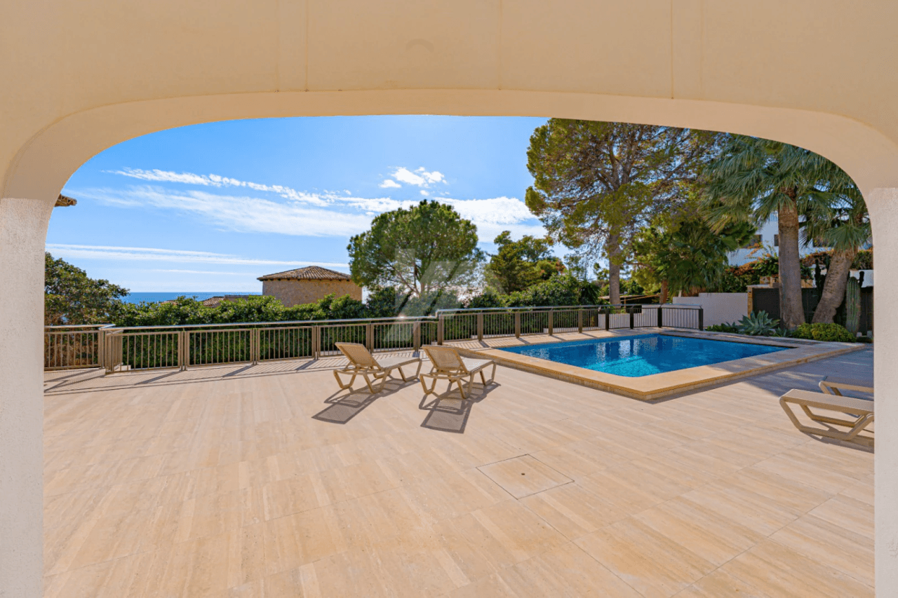 Villa de lujo en segunda línea a la venta en Moraira, con vistas al mar.