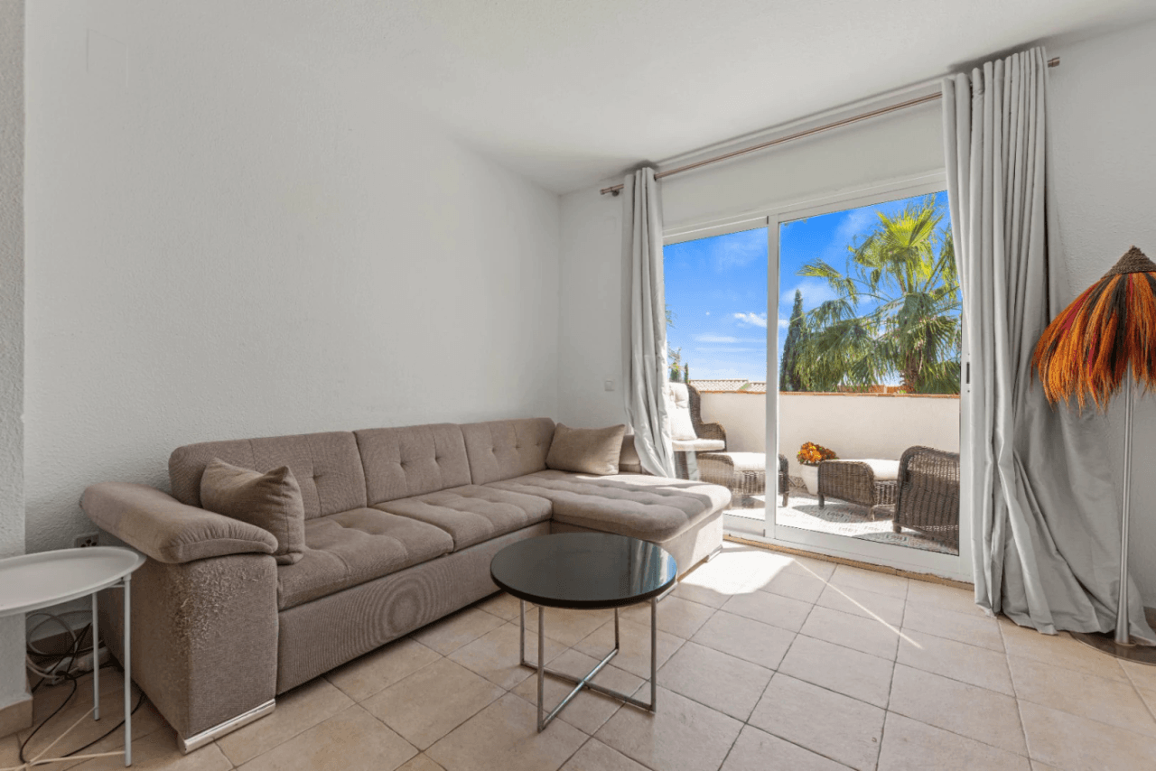 Apartamento de 3 dormitorios en venta con piscina y jardín.