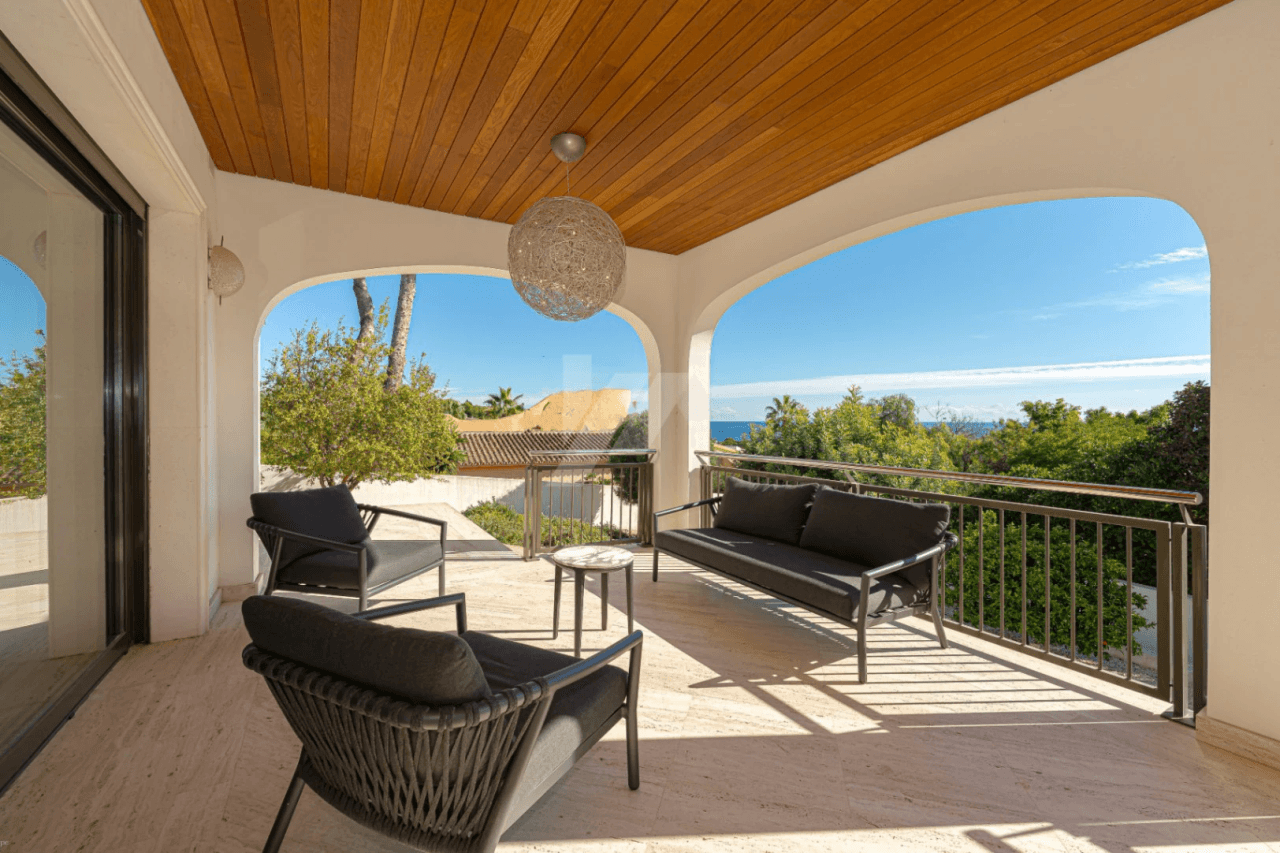 Villa de lujo en segunda línea a la venta en Moraira, con vistas al mar.