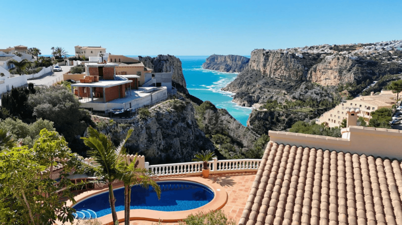 Villa Cumbre del Sol avec des vues spectaculaires sur la mer et les falaises.