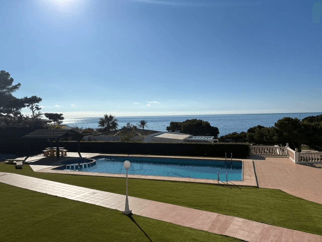 Apartamento en primera línea con vista al mar en venta en Platgetes, Moraira