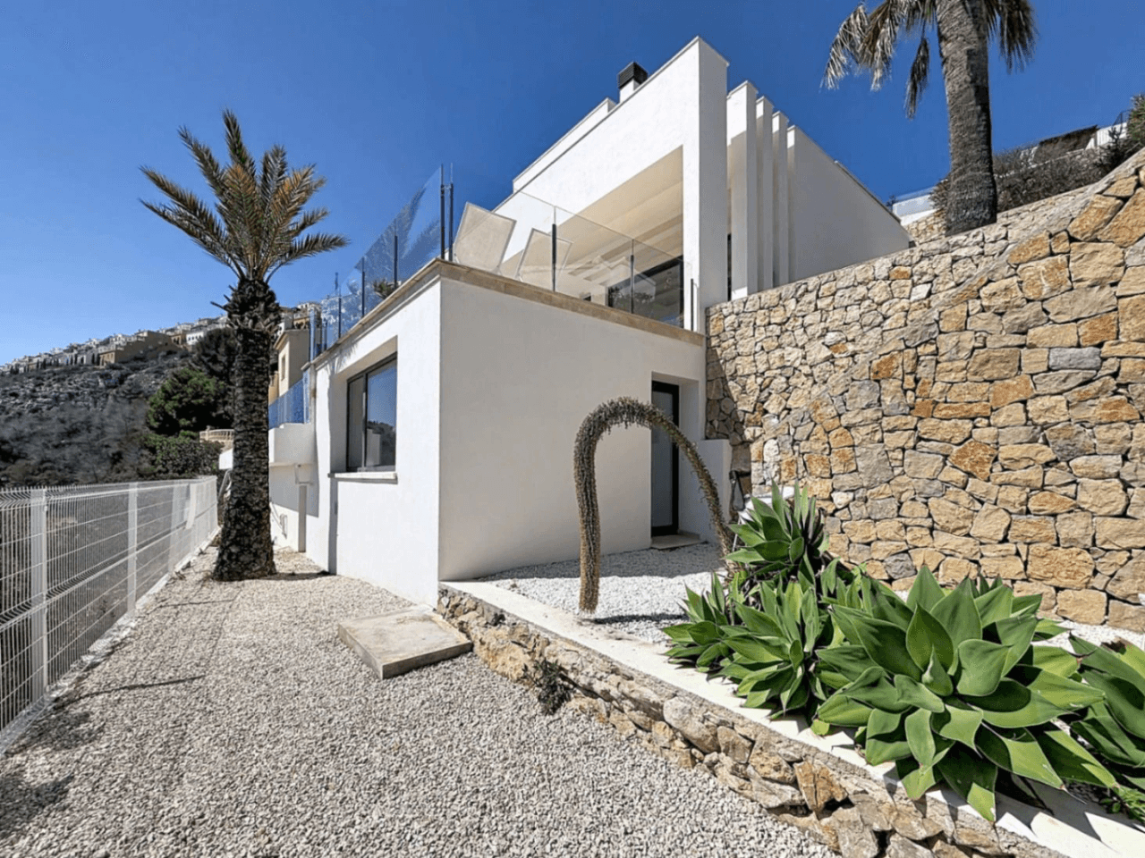 Villa moderne Cumbre del Sol avec vue panoramique sur la mer.