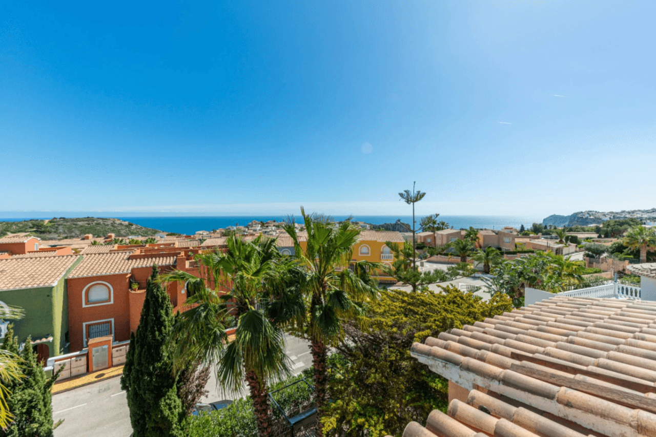 Apartamento de 3 dormitorios en venta con piscina y jardín.