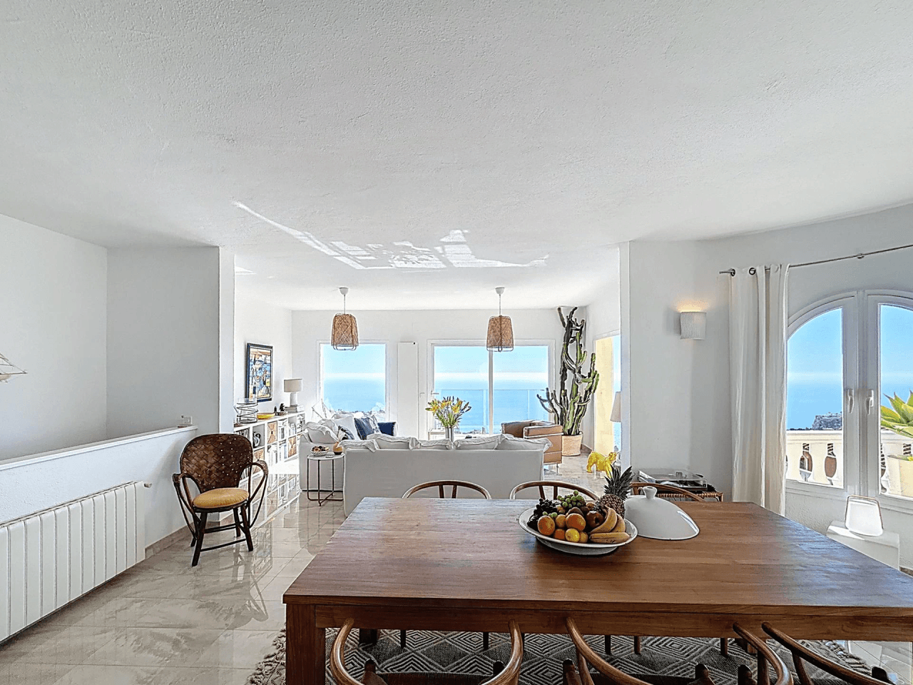 Villa rénovée de Cumbre del Sol avec des vues spectaculaires sur la mer.