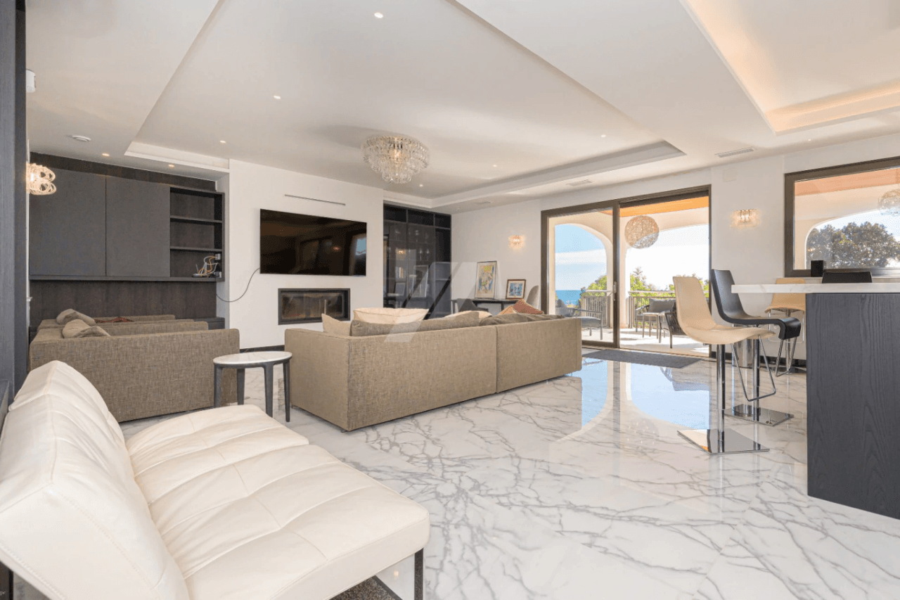 Villa de lujo en segunda línea a la venta en Moraira, con vistas al mar.