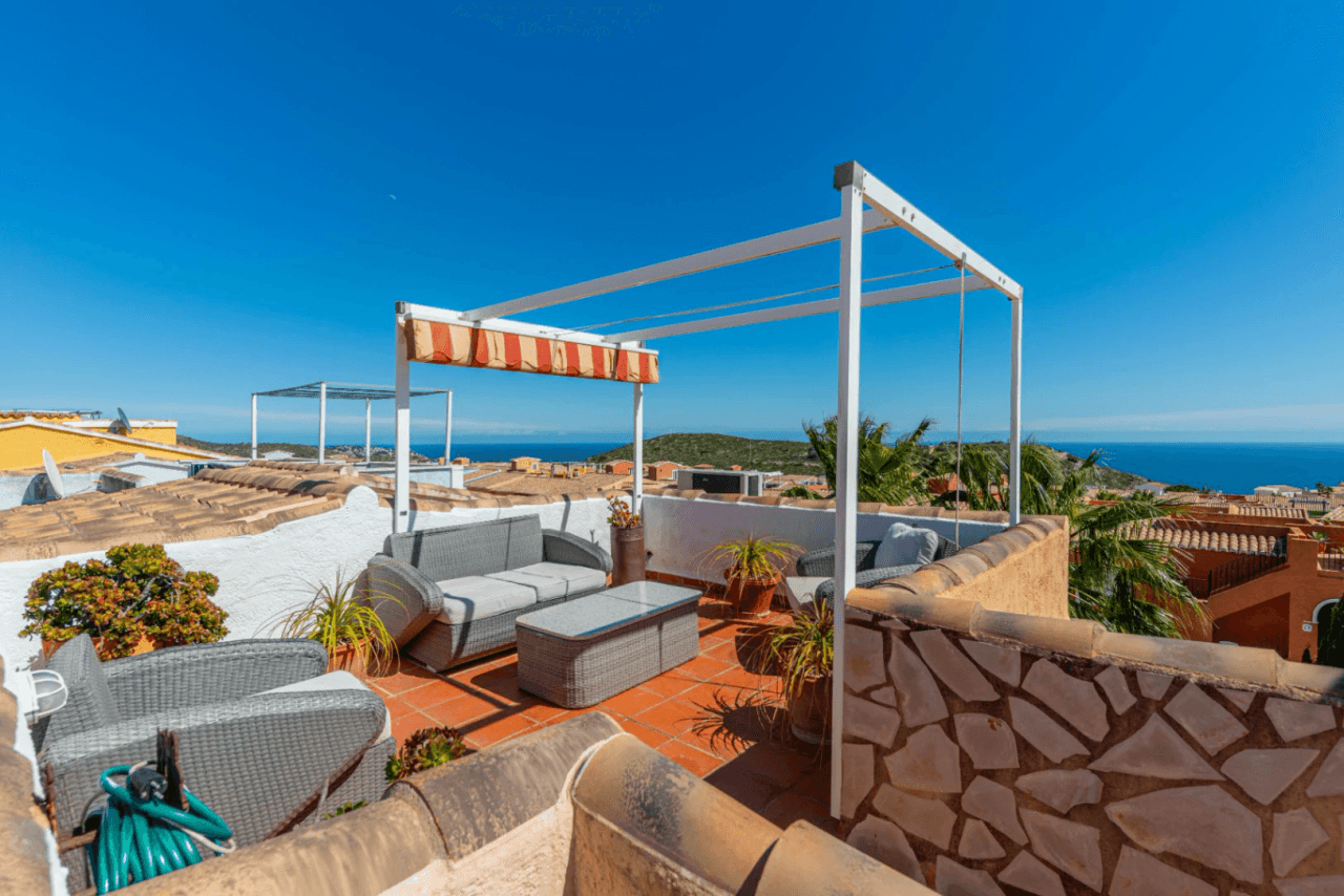 Apartamento de 3 dormitorios en venta con piscina y jardín.