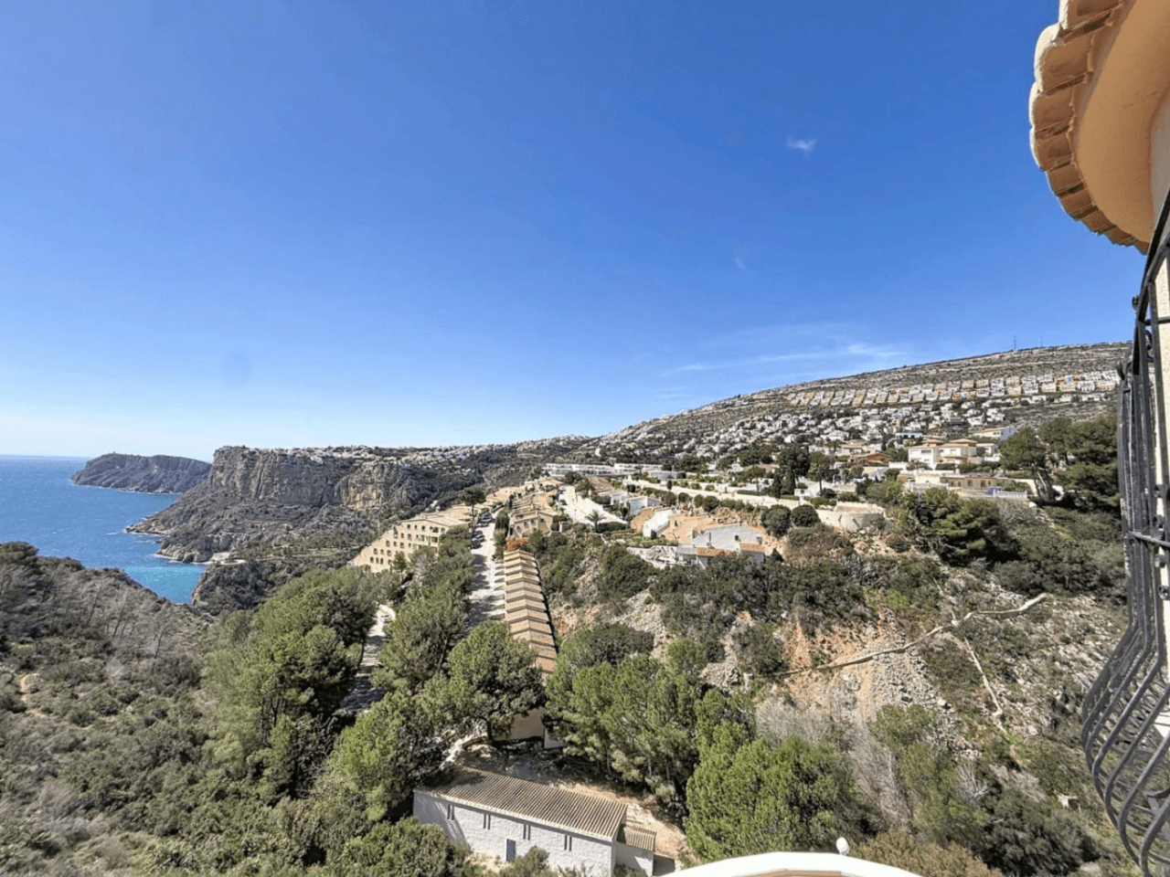 Villa Cumbre del Sol avec des vues spectaculaires sur la mer et les falaises.