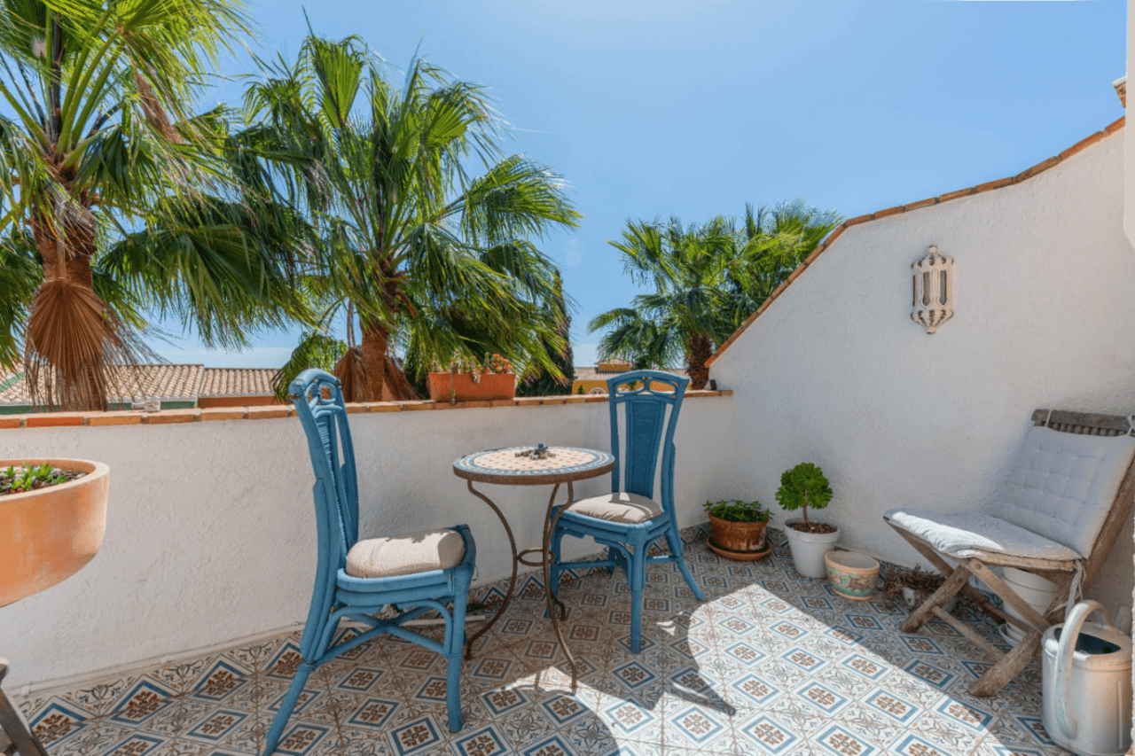 Apartamento de 3 dormitorios en venta con piscina y jardín.