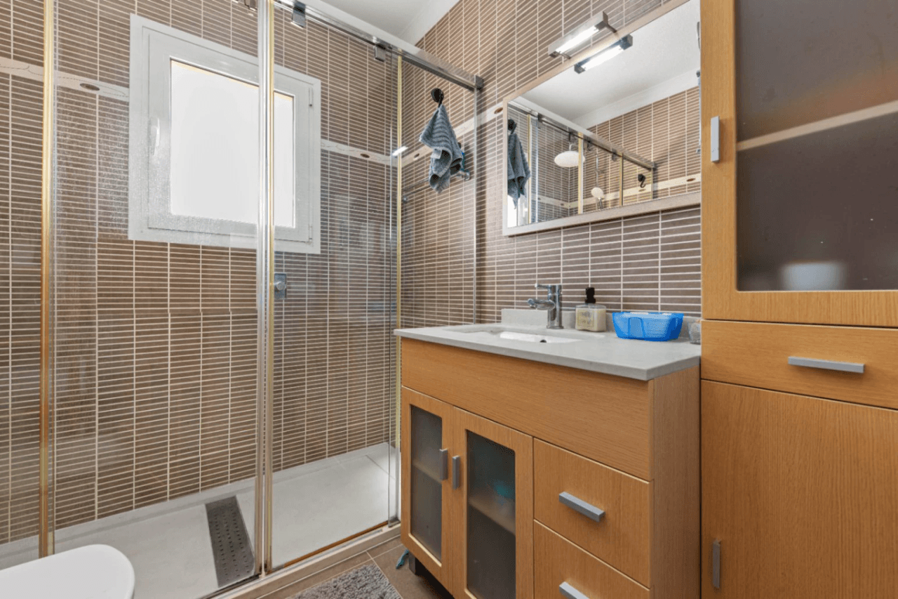 Apartamento de 3 dormitorios en venta con piscina y jardín.