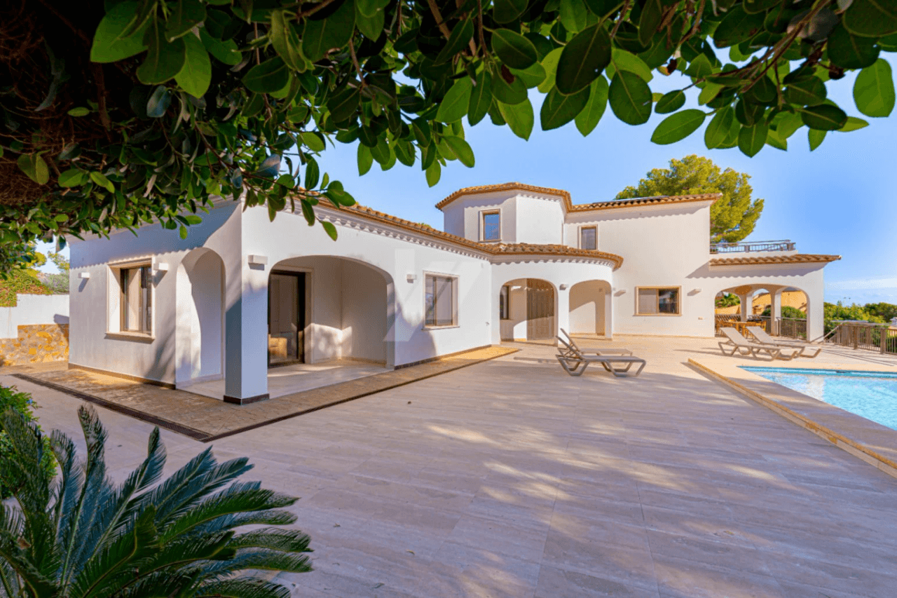 Villa de lujo en segunda línea a la venta en Moraira, con vistas al mar.
