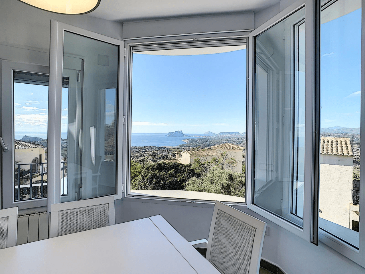 Villa rénovée à Cumbre del Sol avec vue sur la mer