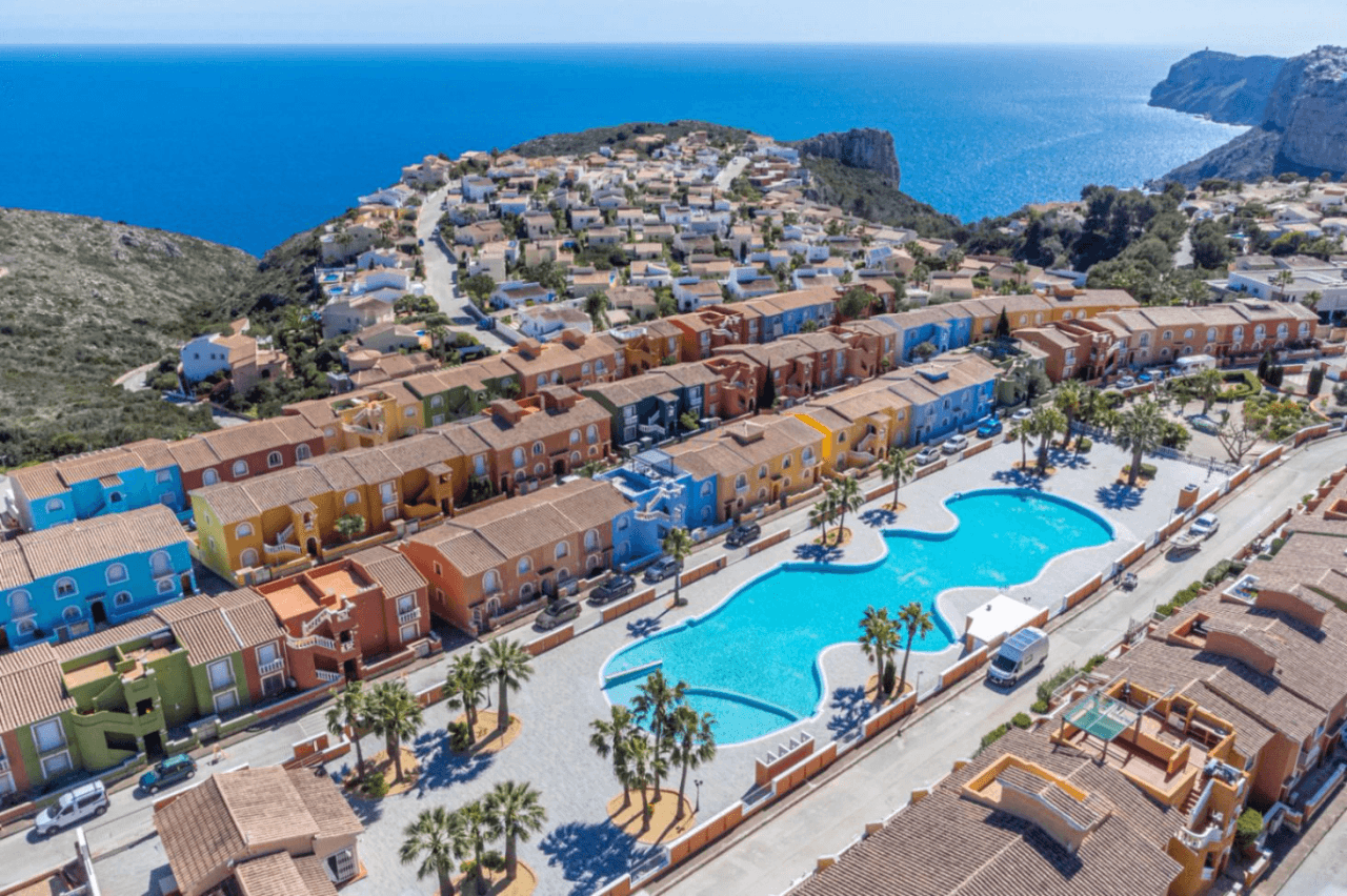 Apartamento de 3 dormitorios en venta con piscina y jardín.