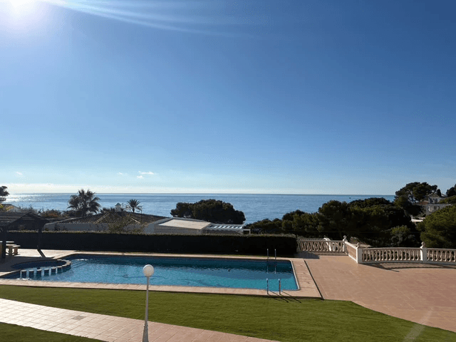 Apartamento en primera línea con vista al mar en venta en Platgetes, Moraira