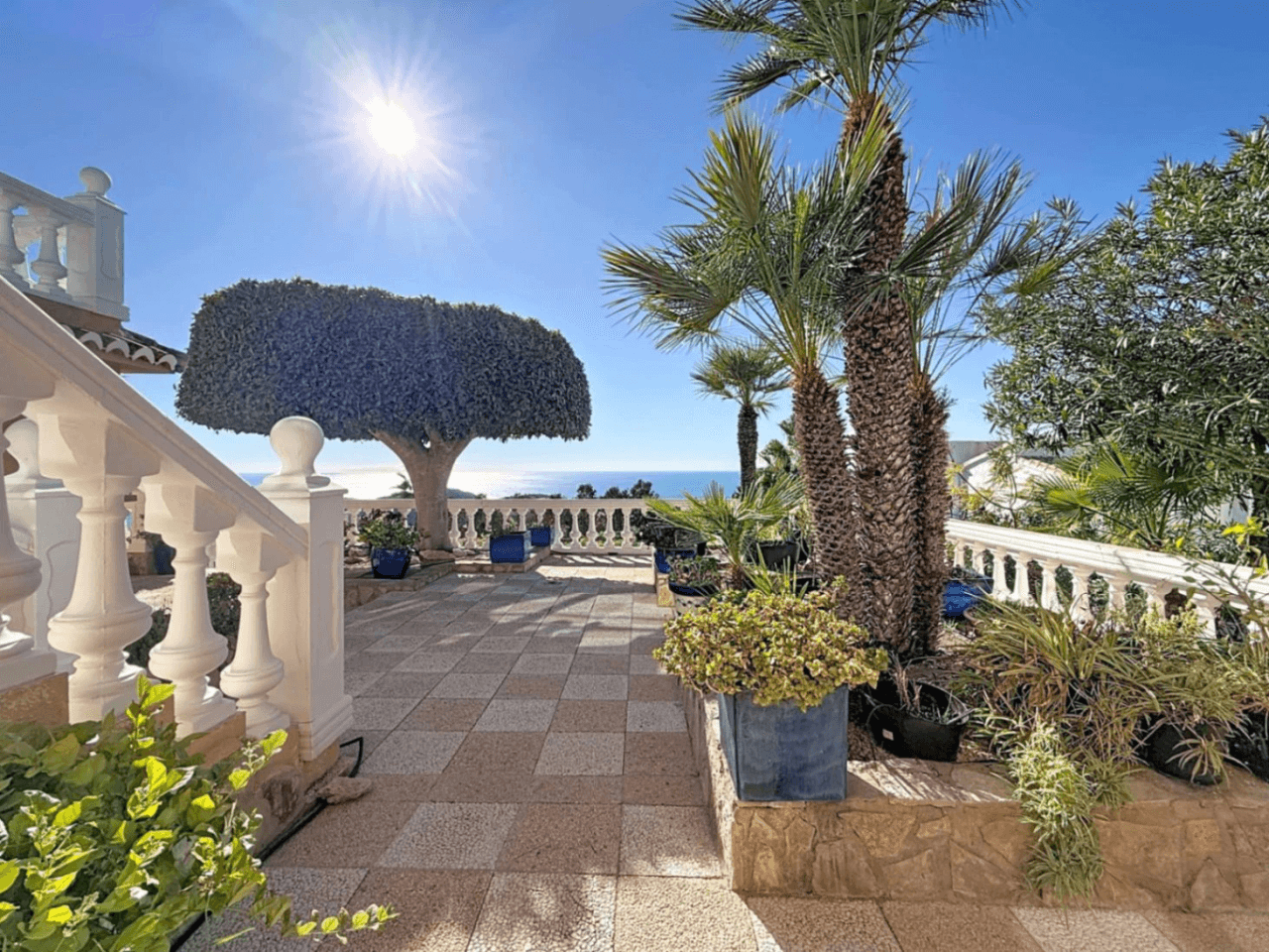 Villa Cumbre del Sol sur parcelle double avec vue panoramique à Kalmias