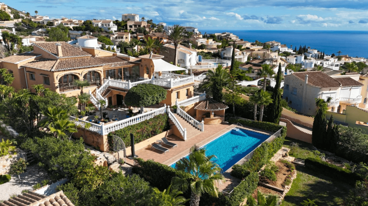 Villa Cumbre del Sol sur parcelle double avec vue panoramique à Kalmias