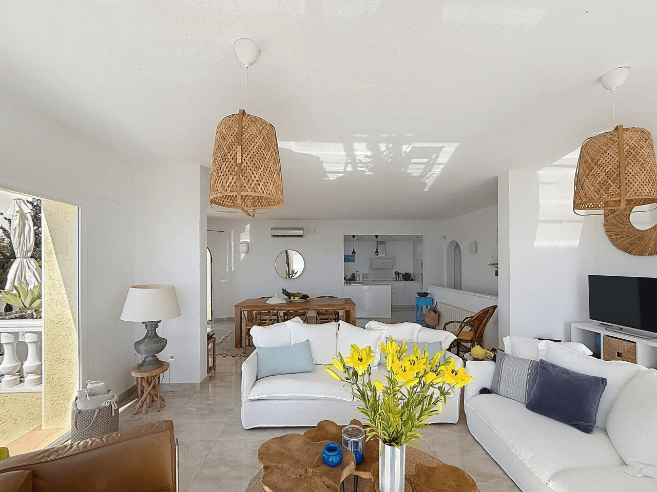 Villa rénovée de Cumbre del Sol avec des vues spectaculaires sur la mer.