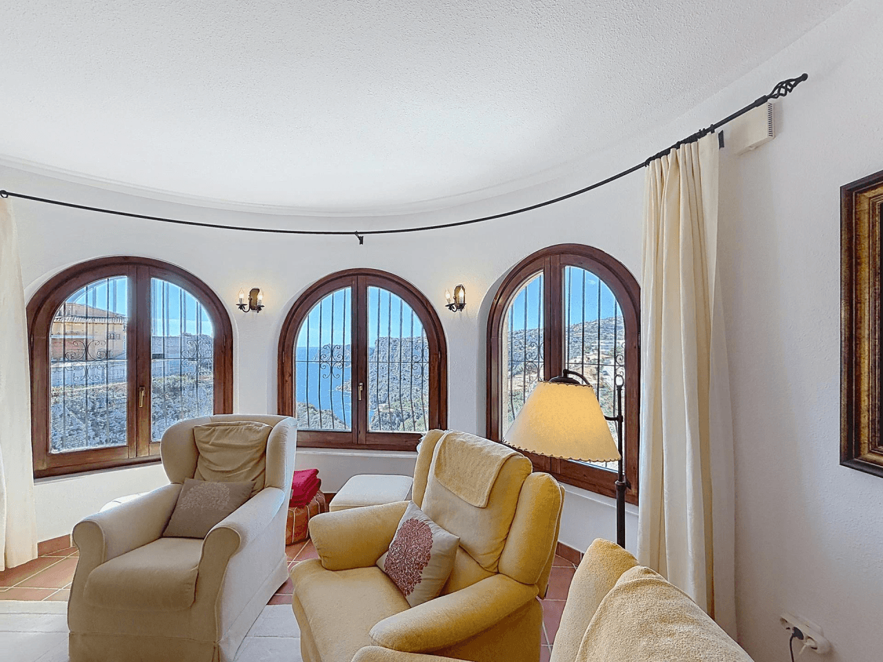 Villa Cumbre del Sol avec des vues spectaculaires sur la mer et les falaises.
