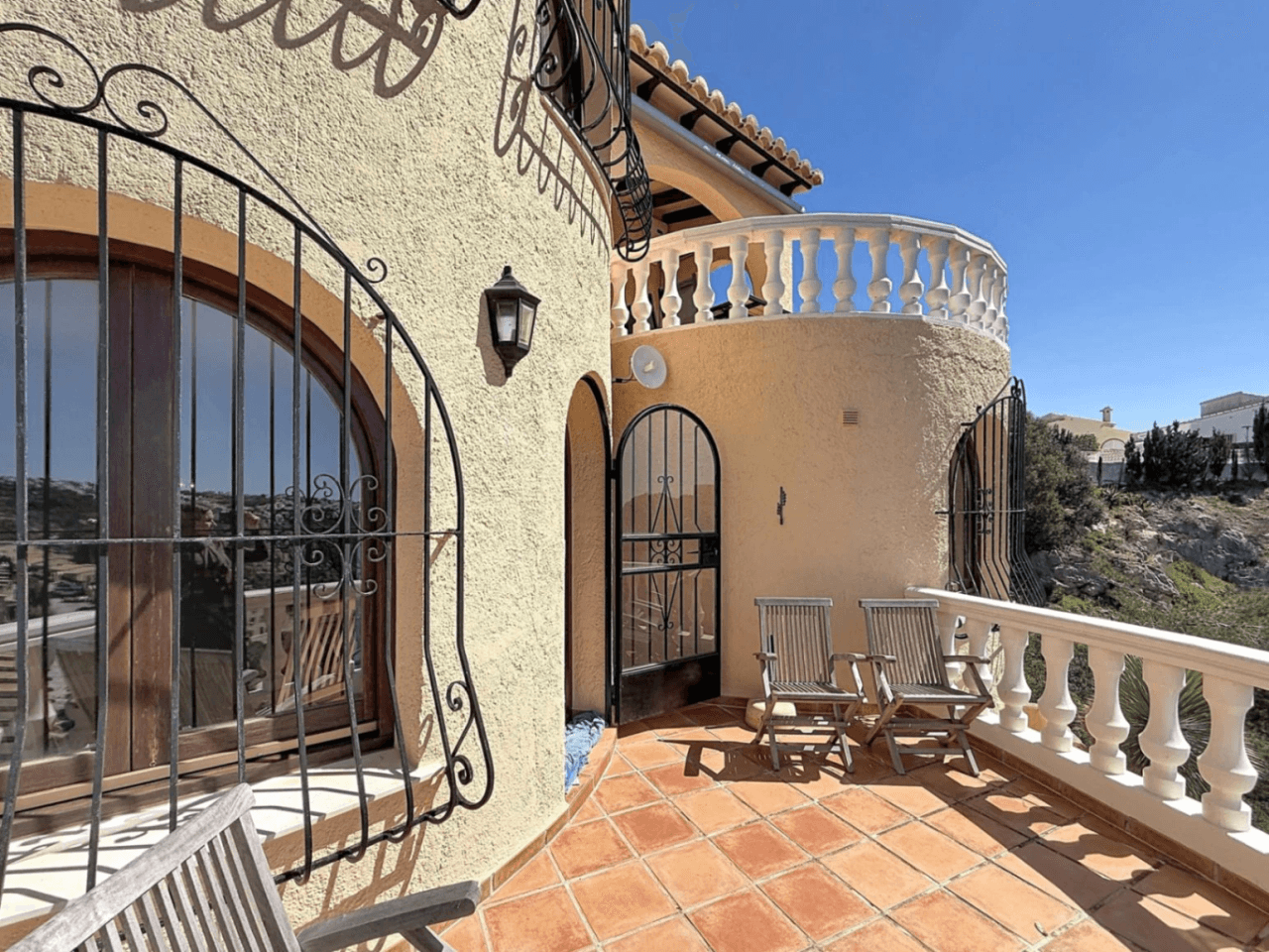 Villa Cumbre del Sol avec des vues spectaculaires sur la mer et les falaises.