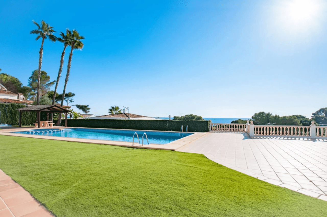 Apartamento en primera línea con vista al mar en venta en Platgetes, Moraira