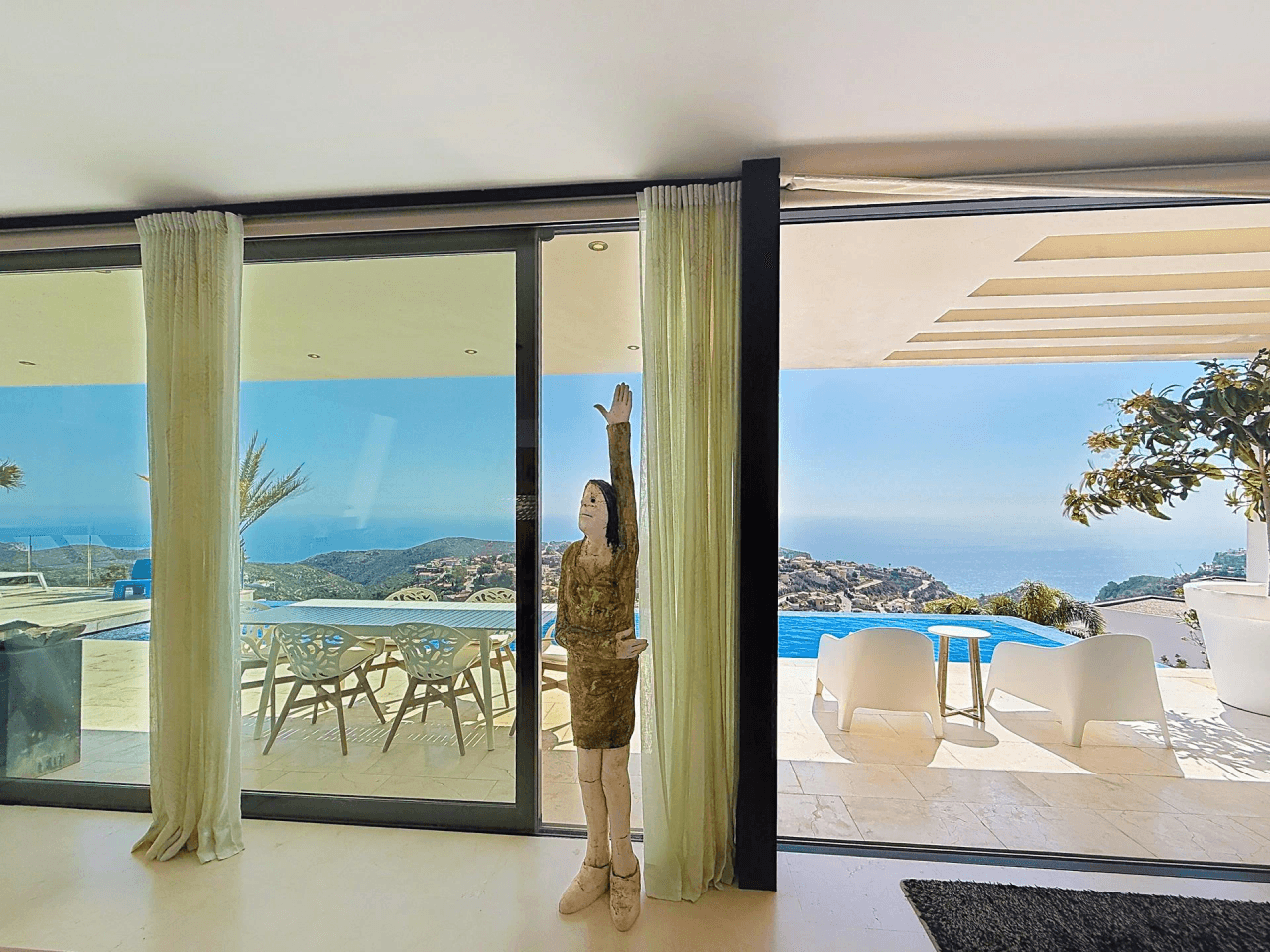 Villa moderne Cumbre del Sol avec vue panoramique sur la mer.