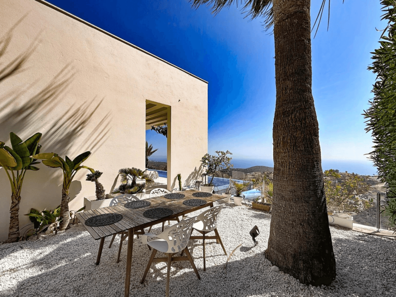 Villa moderne Cumbre del Sol avec vue panoramique sur la mer.