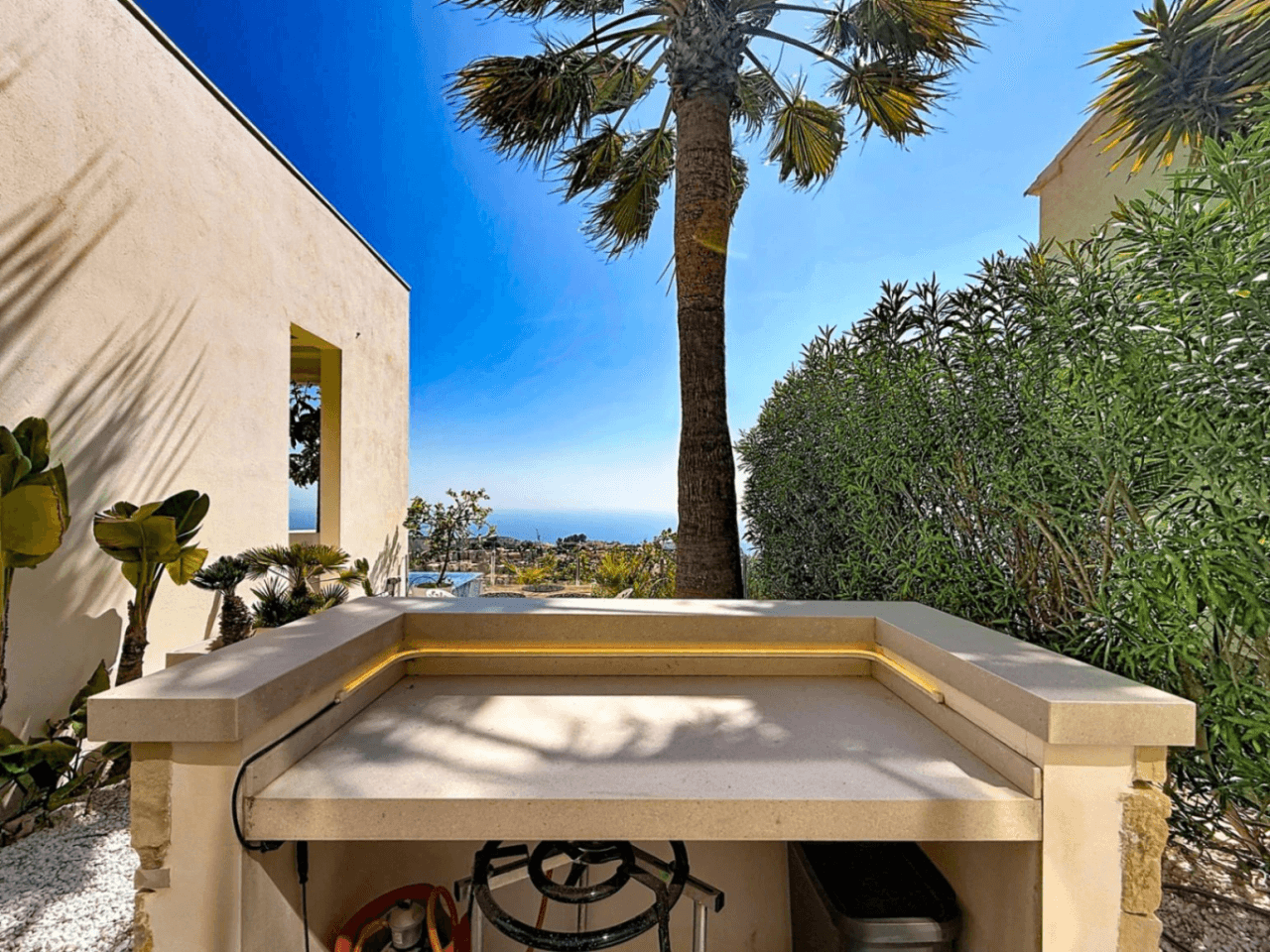 Villa moderne Cumbre del Sol avec vue panoramique sur la mer.