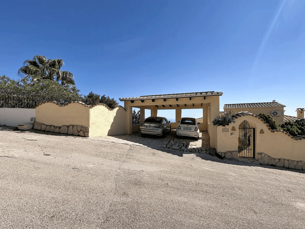 Villa rénovée de Cumbre del Sol avec des vues spectaculaires sur la mer.