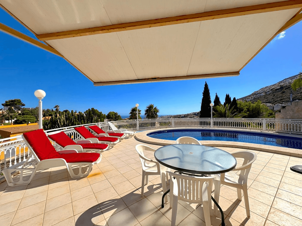 Villa Cumbre del Sol avec vue sur la mer et piscine privée.