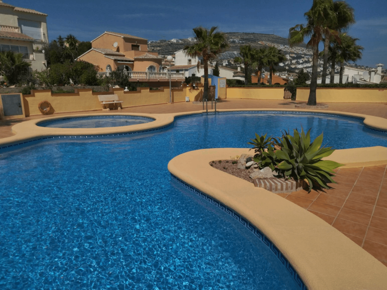 Villa Cumbre del Sol avec vue sur la mer et piscine communautaire.