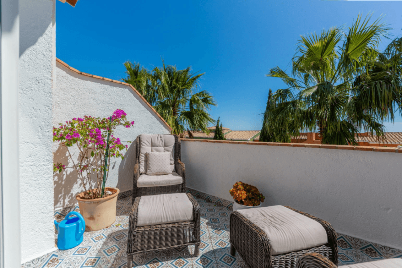 Apartamento de 3 dormitorios en venta con piscina y jardín.