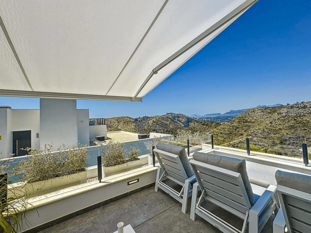 Impressionnant penthouse moderne à Cumbre del Sol avec vues panoramiques dans les Jardins de Montecala