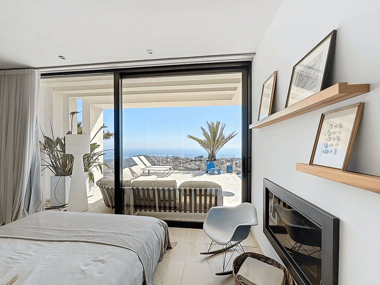 Villa moderne Cumbre del Sol avec vue panoramique sur la mer.