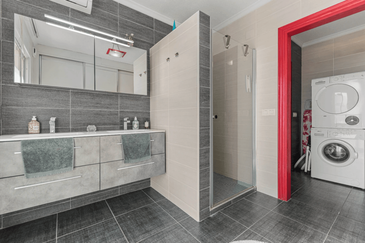 Apartamento de 3 dormitorios en venta con piscina y jardín.