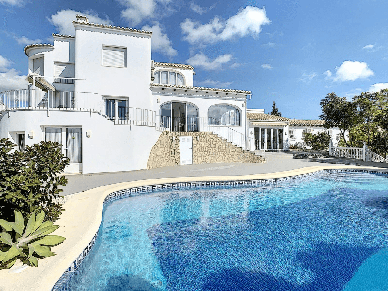 Villa rénovée à Cumbre del Sol avec vue sur la mer