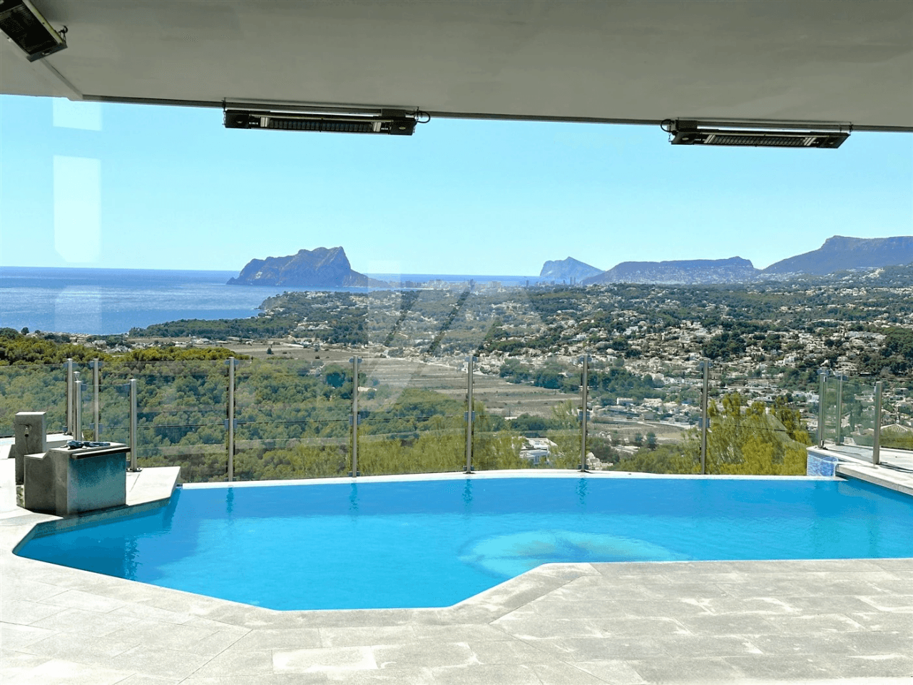 Villa con vistas panorámicas al mar en venta en Moraira, Costa Blanca.
