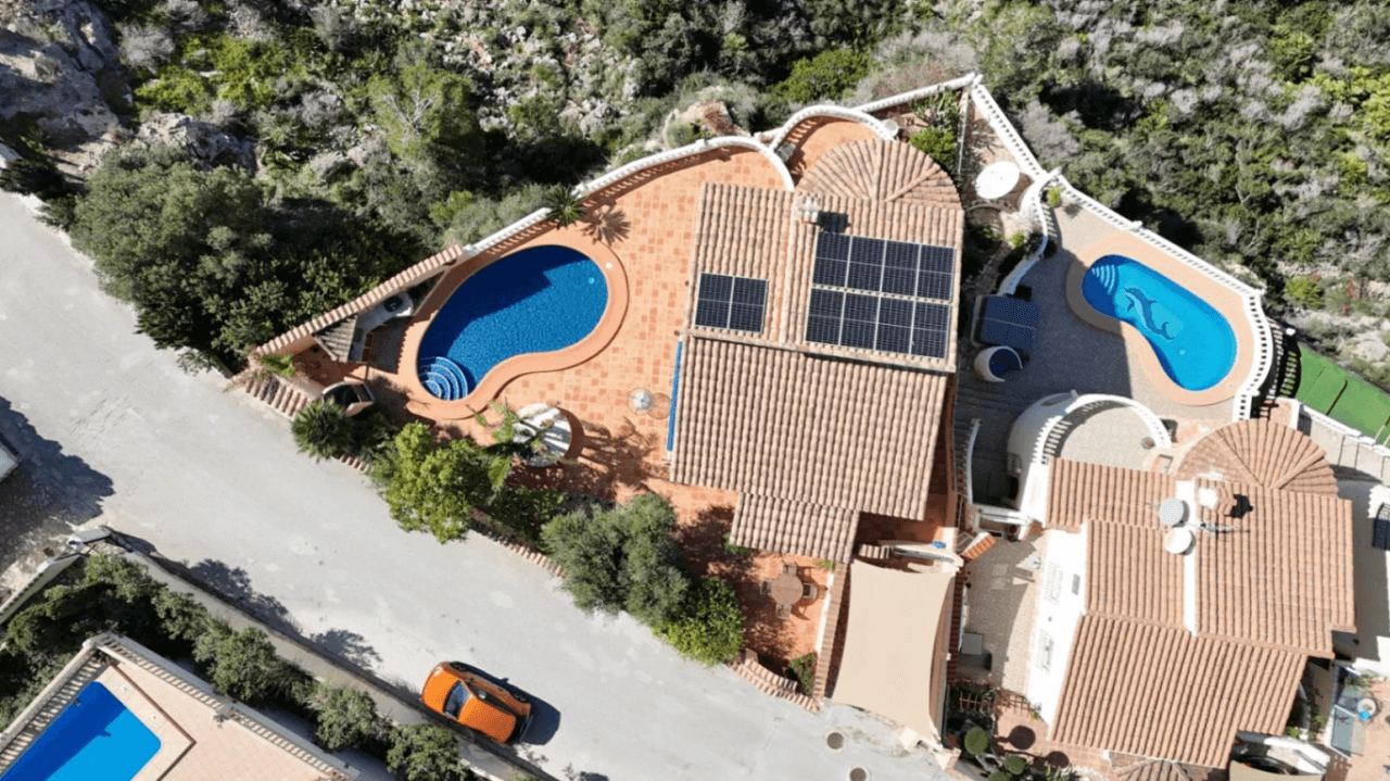 Villa Cumbre del Sol avec des vues spectaculaires sur la mer et les falaises.