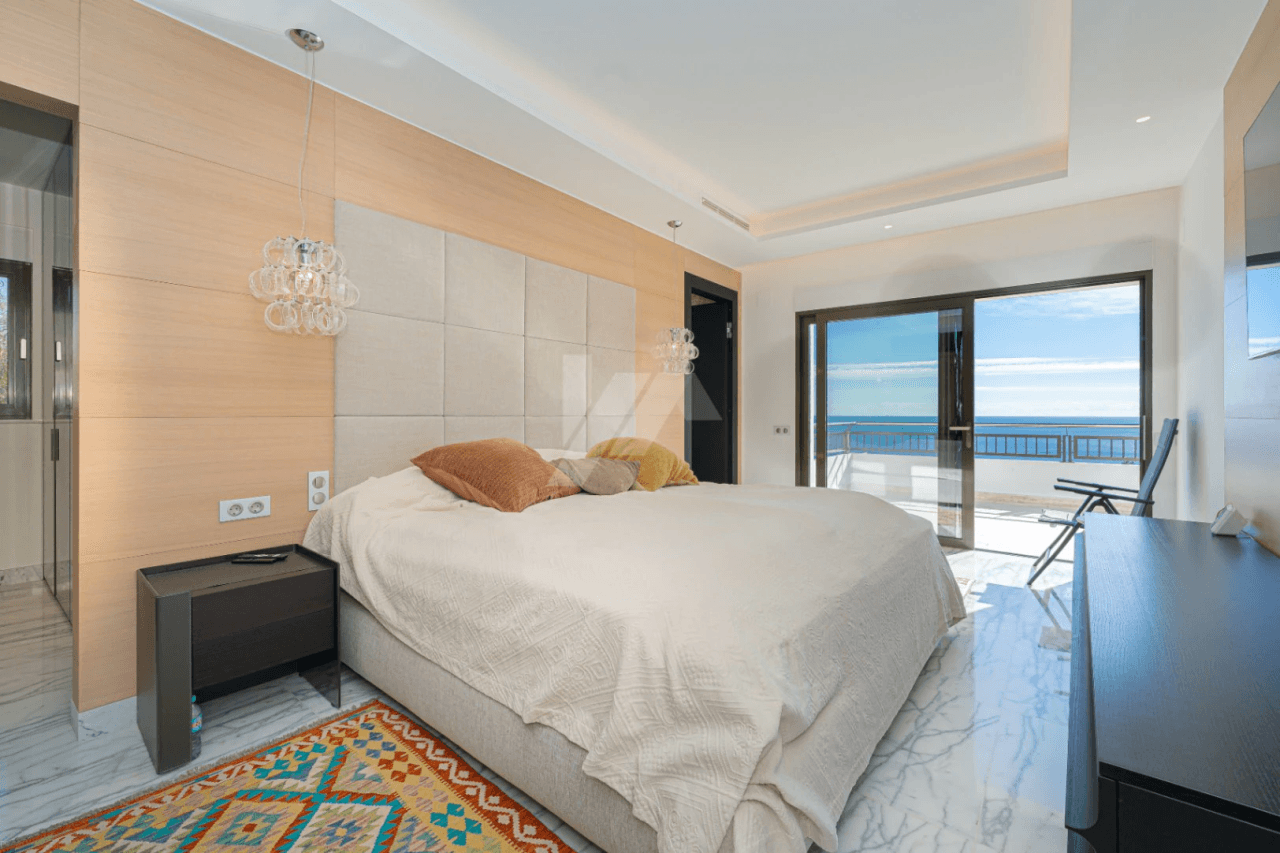 Villa de lujo en segunda línea a la venta en Moraira, con vistas al mar.
