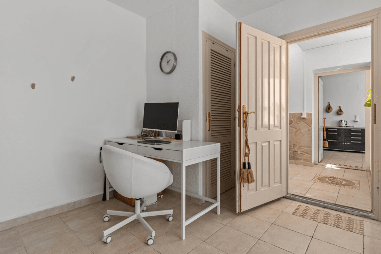 Apartamento de 3 dormitorios en venta con piscina y jardín.