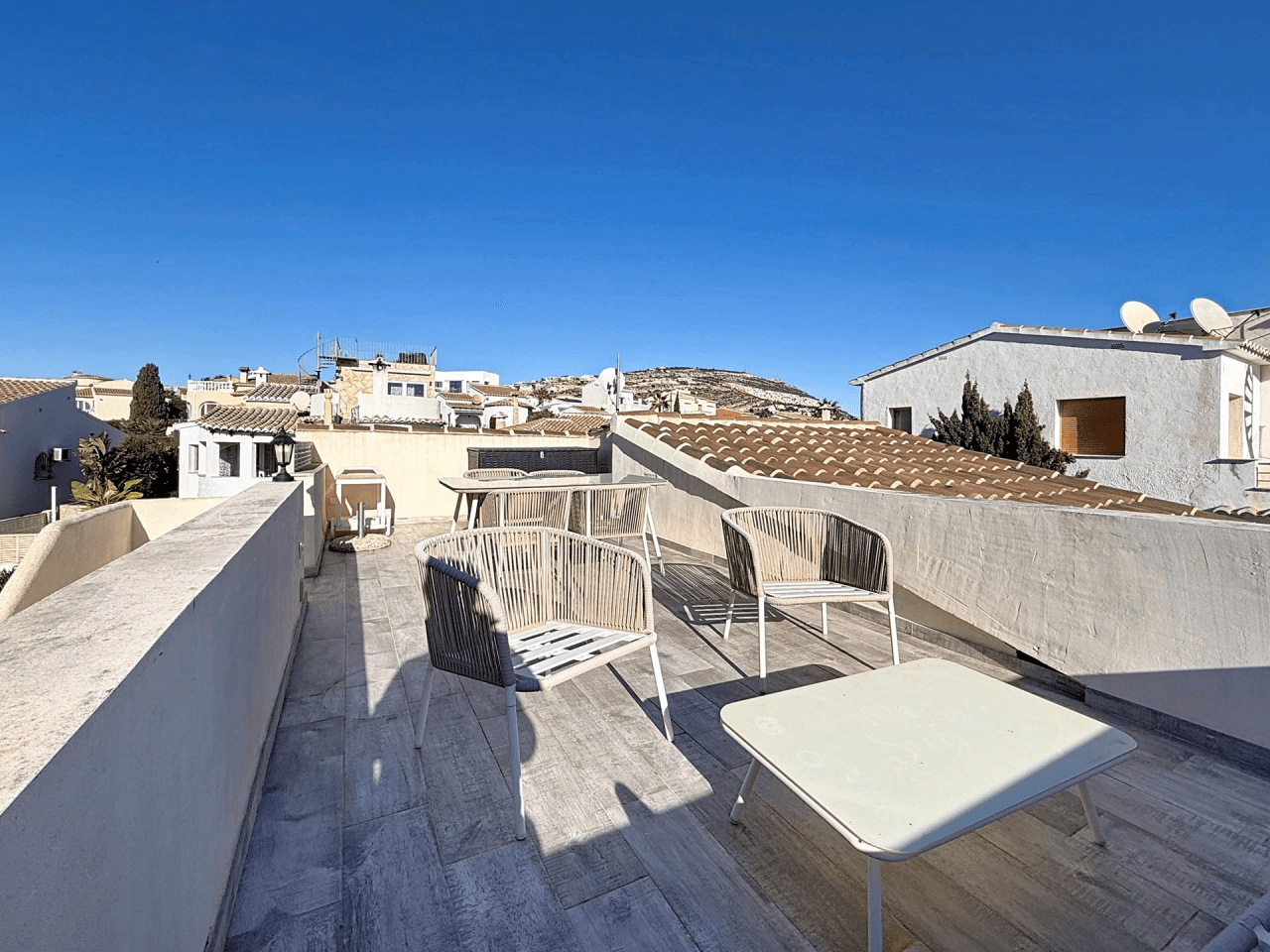 Villa Cumbre del Sol avec vue sur la mer et piscine communautaire.