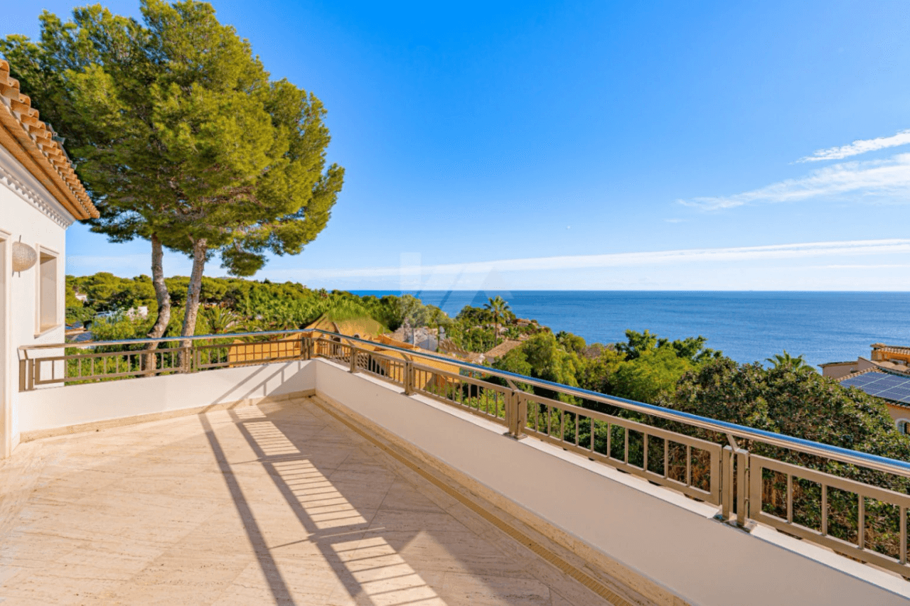 Villa de lujo en segunda línea a la venta en Moraira, con vistas al mar.