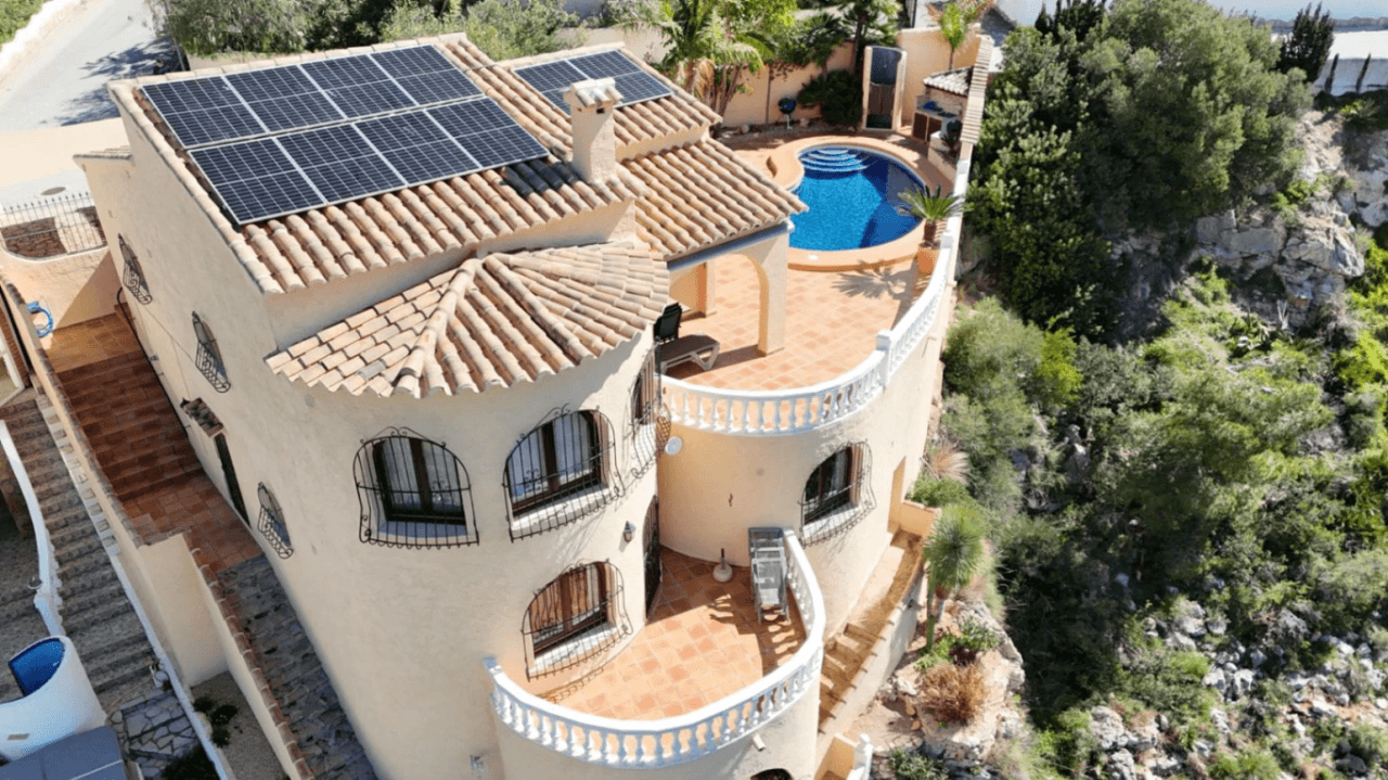 Villa Cumbre del Sol avec des vues spectaculaires sur la mer et les falaises.