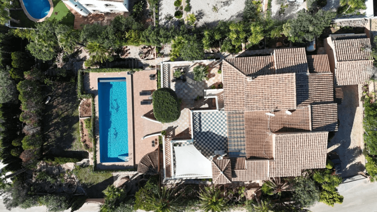 Villa Cumbre del Sol sur parcelle double avec vue panoramique à Kalmias