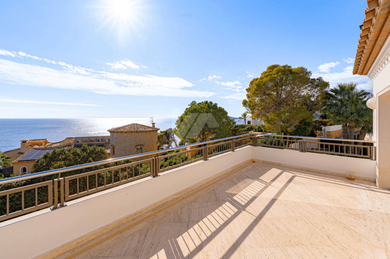 Villa de lujo en segunda línea a la venta en Moraira, con vistas al mar.
